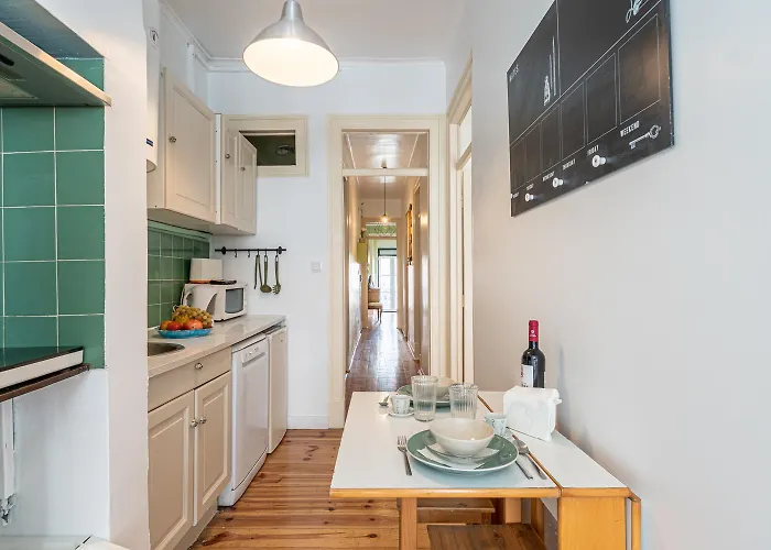 Spacious With Terrace At Graca Διαμέρισμα